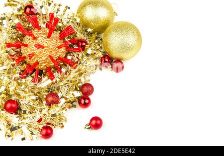 Goldene Christams Coronavirus-Kugel mit roten Eiweißspitzen, die mit anderen Feiertagsdekorationen liegen. Isoliert auf Weiß. Weihnachten 2020 sind stark betroffen Stockfoto
