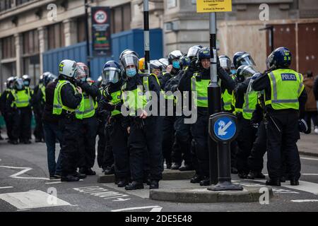 Riot Police verhaftete über 150 Demonstranten in der Oxford Street während Anti-Lockdown-Demonstrationen in der Hauptstadt London, England, Großbritannien Stockfoto