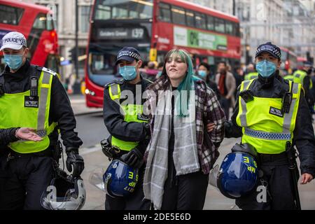 Riot Police verhaftete über 150 Demonstranten in der Oxford Street während Anti-Lockdown-Demonstrationen in der Hauptstadt London, England, Großbritannien Stockfoto