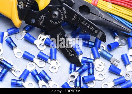 Isolationsabisolierer elektrische Drähte, Kabel und Komponenten auf metallischem Hintergrund Stockfoto