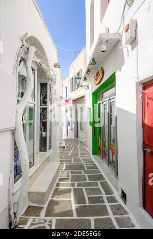 IOS, Griechenland - 20. September 2020: Eine Straße in der Altstadt von Chora, der Hauptstadt der Insel iOS. Traditionelle kykladische Architektur. Griechenland Stockfoto