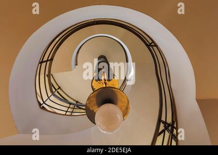 England, East Sussex, Bexhill on Sea, De La Warr Pavilion, Innenansicht der Art déco-Treppe und Beleuchtung Stockfoto