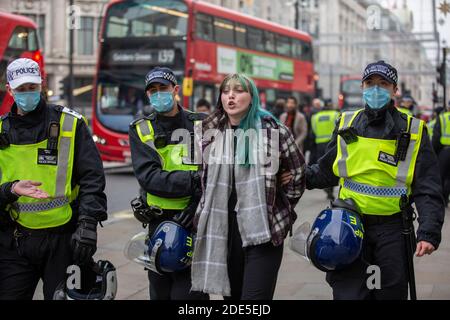 Riot Police verhaftete über 150 Demonstranten in der Oxford Street während Anti-Lockdown-Demonstrationen in der Hauptstadt London, England, Großbritannien Stockfoto