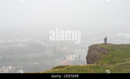 Edinburgh, Schottland, Großbritannien. 29. November 2020. Blick von den Salisbury Crags of Edinburgh unter einer dicken Nebeldecke heute Morgen. Iain Masterton/Alamy Live News Stockfoto