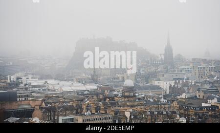 Edinburgh, Schottland, Großbritannien. 29. November 2020. Blick von den Salisbury Crags von Edinburgh und der Burg unter einer dicken Nebeldecke heute Morgen. Iain Masterton/Alamy Live News Stockfoto