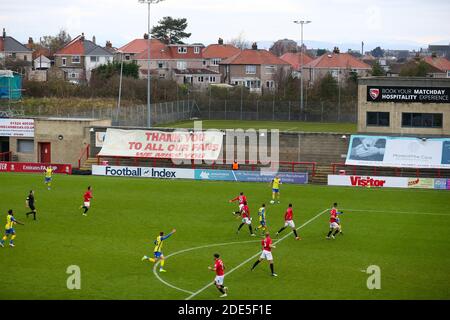 Die Spieler von Morecambe und Solihull Moors in Aktion aus Fanperspektive während des FA Cup-Spiels in der zweiten Runde im Mazuma Stadium, Morecambe. Stockfoto