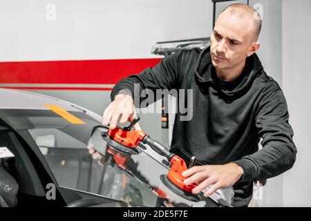 Reparatur und Austausch von Autoglas. Hochwertige Fotos Stockfoto