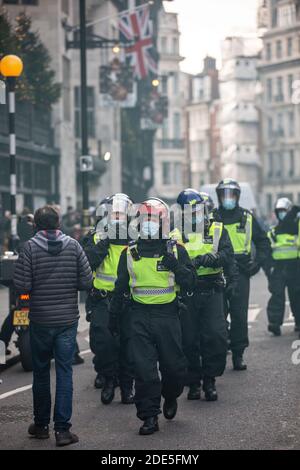 Riot Police verhaftete über 150 Demonstranten in der Oxford Street während Ant-Lockdown-Demonstrationen in der Hauptstadt London, England, Großbritannien Stockfoto