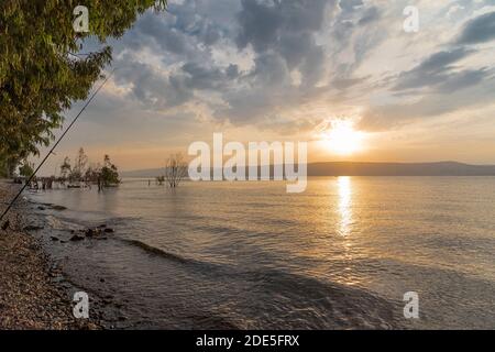 Sonnenuntergang über dem See von Galiläa und Golan Höhen. See Tiberias, Kinneret, Kinnereth. Hochwertige Fotos Stockfoto