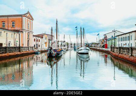 Boote auf Leonardesque Canal Port in Cesenatico in Emilia Romagna in Italien. Fischereifahrzeuge im Hafen. Tourismus in Italien Stockfoto