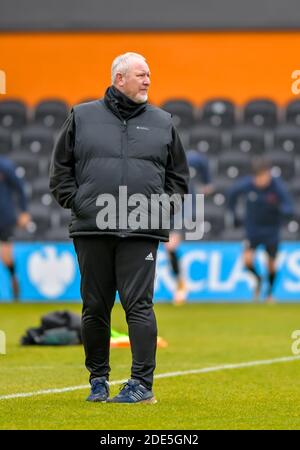 London, Großbritannien. November 2020. Peter Beadle Barnett FC Manager auf dem Spielfeld, während sich die Spieler vor dem Spiel der FA Cup 2nd Round zwischen Barnett und Milton Keynes Dons am 29. November 2020 im Hive, London, England, aufwärmen. Foto von Phil Hutchinson. Nur redaktionelle Verwendung, Lizenz für kommerzielle Nutzung erforderlich. Keine Verwendung bei Wetten, Spielen oder Veröffentlichungen einzelner Vereine/Vereine/Spieler. Kredit: UK Sports Pics Ltd/Alamy Live Nachrichten Stockfoto