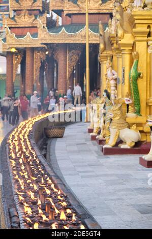 Kerzen und Räucherstäbchen beim Gebet in Tempeln in Yagon, Myanmar Stockfoto