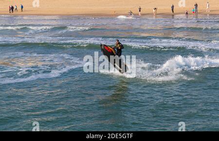 Bournemouth, Dorset, Großbritannien. November 2020. UK Wetter: Jetskifahrer machen akrobatische Tricks an einem schönen warmen sonnigen Tag an den Bournemouth Stränden während des letzten Sperrwochenendes 2. Bournemouth und Dorset werden dann in Tier2 umziehen. Jetskifahrer Jetskifahrer Jetski Jetski Jetski Jetski Jetski Jetski Jetskifahrer Jetskifahrer Jetski Jetski Jetski. Quelle: Carolyn Jenkins/Alamy Live News Stockfoto