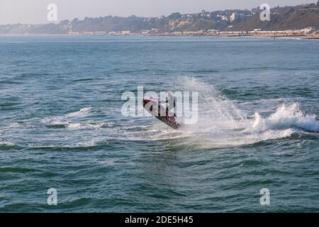 Bournemouth, Dorset, Großbritannien. November 2020. UK Wetter: Jetskifahrer machen akrobatische Tricks an einem schönen warmen sonnigen Tag an den Bournemouth Stränden während des letzten Sperrwochenendes 2. Bournemouth und Dorset werden dann in Tier2 umziehen. Jetskifahrer Jetskifahrer Jetski Jetski Jetski Jetski Jetski Jetski Jetskifahrer Jetskifahrer Jetski Jetski Jetski. Quelle: Carolyn Jenkins/Alamy Live News Stockfoto