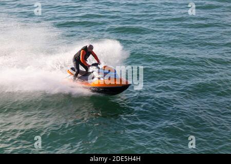 Bournemouth, Dorset, Großbritannien. November 2020. UK Wetter: Jetskifahrer machen akrobatische Tricks an einem schönen warmen sonnigen Tag an den Bournemouth Stränden während des letzten Sperrwochenendes 2. Bournemouth und Dorset werden dann in Tier2 umziehen. Jetskifahrer Jetskifahrer Jetski Jetski Jetski Jetski Jetski Jetski Jetskifahrer Jetskifahrer Jetski Jetski Jetski. Quelle: Carolyn Jenkins/Alamy Live News Stockfoto