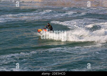 Bournemouth, Dorset, Großbritannien. November 2020. UK Wetter: Jetskifahrer machen akrobatische Tricks an einem schönen warmen sonnigen Tag an den Bournemouth Stränden während des letzten Sperrwochenendes 2. Bournemouth und Dorset werden dann in Tier2 umziehen. Jetskifahrer Jetskifahrer Jetski Jetski Jetski Jetski Jetski Jetski Jetskifahrer Jetskifahrer Jetski Jetski Jetski. Quelle: Carolyn Jenkins/Alamy Live News Stockfoto