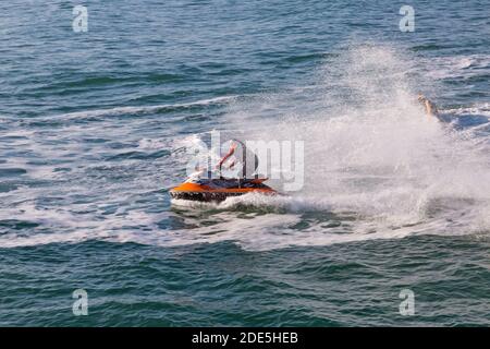 Bournemouth, Dorset, Großbritannien. November 2020. UK Wetter: Jetskifahrer machen akrobatische Tricks an einem schönen warmen sonnigen Tag an den Bournemouth Stränden während des letzten Sperrwochenendes 2. Bournemouth und Dorset werden dann in Tier2 umziehen. Jetskifahrer Jetskifahrer Jetski Jetski Jetski Jetski Jetski Jetski Jetskifahrer Jetskifahrer Jetski Jetski Jetski. Quelle: Carolyn Jenkins/Alamy Live News Stockfoto