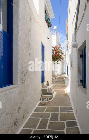 Eine schmale Straße in der Altstadt von Chora. Die Inschrift auf der Treppe in englischer Sprache: Liebe. Ios-Insel. Griechenland Stockfoto