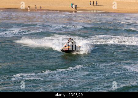 Bournemouth, Dorset, Großbritannien. November 2020. UK Wetter: Jetskifahrer machen akrobatische Tricks an einem schönen warmen sonnigen Tag an den Bournemouth Stränden während des letzten Sperrwochenendes 2. Bournemouth und Dorset werden dann in Tier2 umziehen. Jetskifahrer Jetskifahrer Jetski Jetski Jetski Jetski Jetski Jetski Jetskifahrer Jetskifahrer Jetski Jetski Jetski. Quelle: Carolyn Jenkins/Alamy Live News Stockfoto