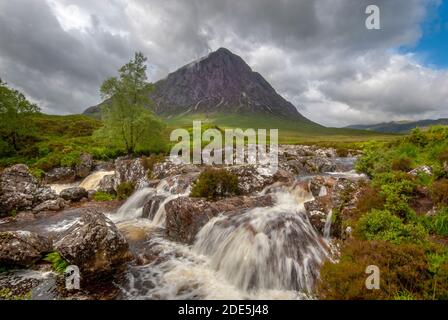 Der River Coupall Wasserfall und Buachaille Etive Mor , ein berühmter Berg in der Nähe von Glencoe im schottischen Hochland Schottland Stockfoto