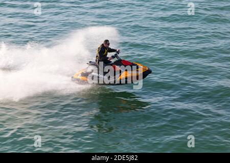 Bournemouth, Dorset, Großbritannien. November 2020. UK Wetter: Jetskifahrer machen akrobatische Tricks an einem schönen warmen sonnigen Tag an den Bournemouth Stränden während des letzten Sperrwochenendes 2. Bournemouth und Dorset werden dann in Tier2 umziehen. Jetskifahrer Jetskifahrer Jetski Jetski Jetski Jetski Jetski Jetski Jetskifahrer Jetskifahrer Jetski Jetski Jetski. Quelle: Carolyn Jenkins/Alamy Live News Stockfoto