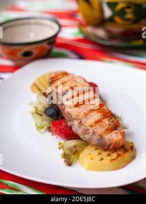 Lachssteak auf einem Kissen mit geschmortem Gemüse. Asiatischer Stil Stockfoto