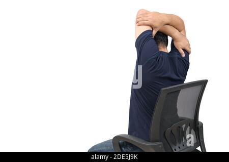 Rückseite des Mannes Stretching Arm zu entspannen Muskel der Schulterblätter sitzen auf Stuhl isoliert auf weißem Hintergrund. Stockfoto