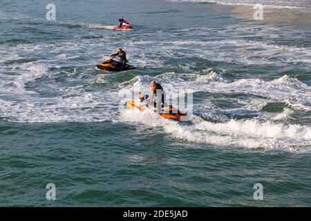 Bournemouth, Dorset, Großbritannien. November 2020. UK Wetter: Jetskifahrer machen akrobatische Tricks an einem schönen warmen sonnigen Tag an den Bournemouth Stränden während des letzten Sperrwochenendes 2. Bournemouth und Dorset werden dann in Tier2 umziehen. Jetskifahrer Jetskifahrer Jetski Jetski Jetski Jetski Jetski Jetski Jetskifahrer Jetskifahrer Jetski Jetski Jetski. Quelle: Carolyn Jenkins/Alamy Live News Stockfoto