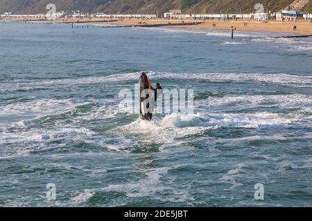 Bournemouth, Dorset, Großbritannien. November 2020. UK Wetter: Jetskifahrer machen akrobatische Tricks an einem schönen warmen sonnigen Tag an den Bournemouth Stränden während des letzten Sperrwochenendes 2. Bournemouth und Dorset werden dann in Tier2 umziehen. Jetskifahrer Jetskifahrer Jetski Jetski Jetski Jetski Jetski Jetski Jetskifahrer Jetskifahrer Jetski Jetski Jetski. Quelle: Carolyn Jenkins/Alamy Live News Stockfoto