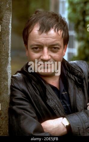 Tim Healy; Originalbesetzung der ATV-Produktion von auf Wiedersehen Pet fotografiert an einem Standort in Nottinghamshire im Juli 1986 Stockfoto