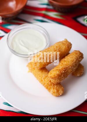 Cheese Sticks: Gebratener panierter Käse mit cremiger Sauce. Asiatischer Stil Stockfoto