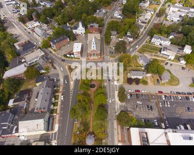 Fitchburg Upper Common und First Parish Unitarian Church Luftaufnahme auf der Main Street in der Innenstadt von Fitchburg, Massachusetts MA, USA. Stockfoto