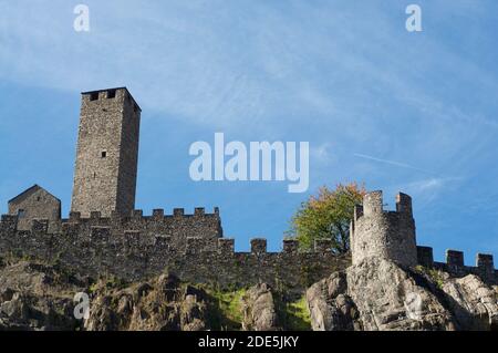 Blick auf die Burg Castelgrande von Bellinzona an einem sonnigen Tag. Das Schloss Castelgrande ist Teil des UNESCO-Weltkulturerbes Stockfoto