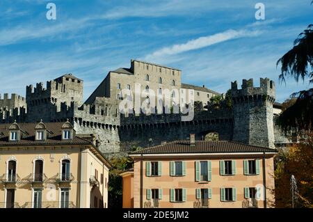 Blick auf die Burg Castelgrande von Bellinzona an einem sonnigen Tag. Das Schloss Castelgrande ist Teil des UNESCO-Weltkulturerbes Stockfoto