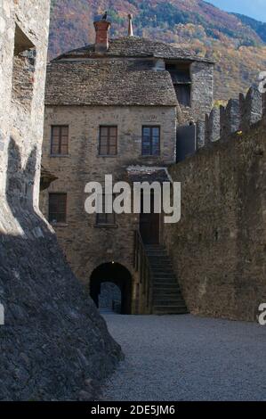 Blick auf den Innenhof des Schlosses Montebello in Bellinzona. Das Schloss Montebello ist Teil des UNESCO-Weltkulturerbes Stockfoto