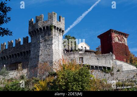 Blick auf die Burg Castelgrande von Bellinzona an einem sonnigen Tag. Das Schloss Castelgrande ist Teil des UNESCO-Weltkulturerbes Stockfoto