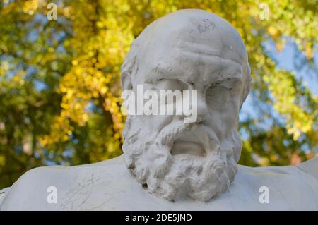 Nahaufnahme der sterbenden Harzstatue von Sokrates im Parco Ciani Park in Lugano, Schweiz. Die Statue wurde vom Bildhauer Markus geschaffen Stockfoto