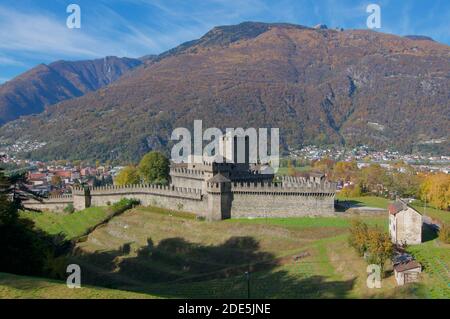 Blick auf das Schloss Montebello an einem sonnigen Herbsttag. Das Schloss Montebello ist Teil des UNESCO-Weltkulturerbes Stockfoto