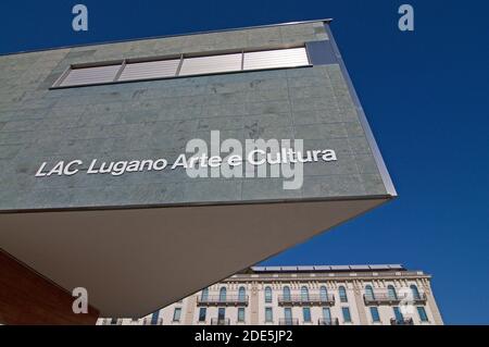 Lugano, Tessin, Schweiz - 11. November 2020 : Blick auf das LAC (Lugano Arte e Cultura) Kulturzentrum Gebäude in Lugano, Schweiz. Das Gebäude Stockfoto