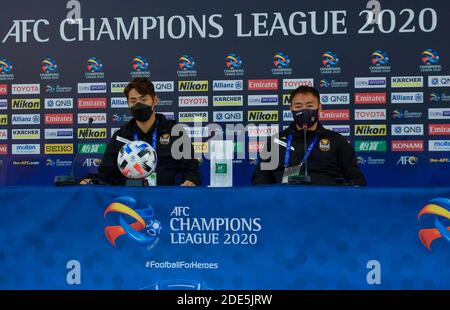 (201129) -- DOHA, 29. November 2020 (Xinhua) -- Lee Won-jun (R), Cheftrainer des FC Seoul, und Spieler Han Chan Hee nehmen an der Pressekonferenz im Vorfeld des Gruppen-E-Spiels zwischen dem FC Peking von China und dem FC Seoul von Südkorea bei der AFC Champions League 2020 in Doha, der Hauptstadt von Katar, am 29. November 2020 Teil. (Foto von Nikku/Xinhua) Stockfoto