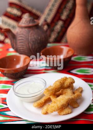 Chicken Nuggets - und paniertes gebratenes Huhn mit einer cremigen Sauce serviert. Asiatischer Stil Stockfoto