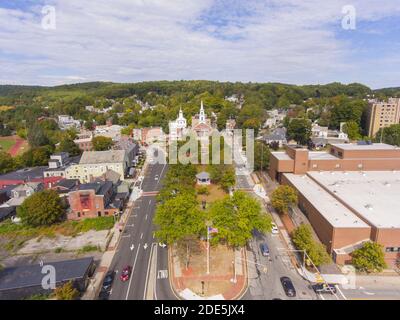 Fitchburg Upper Common und First Parish Unitarian Church Luftaufnahme auf der Main Street in der Innenstadt von Fitchburg, Massachusetts MA, USA. Stockfoto