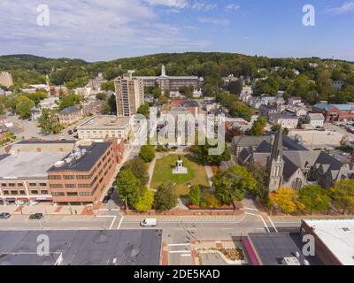 Fitchburg District Court und Monument Park Luftaufnahme an der Main Street in der Innenstadt von Fitchburg, Massachusetts, USA. Stockfoto