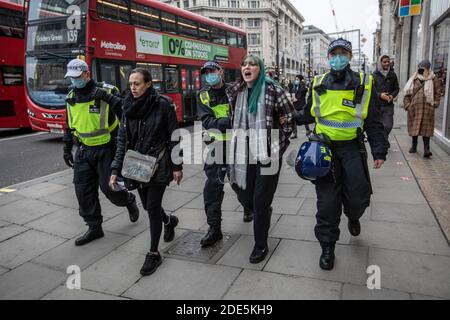 Riot Police verhaftete über 150 Demonstranten in der Oxford Street während Anti-Lockdown-Demonstrationen in der Hauptstadt London, England, Großbritannien Stockfoto