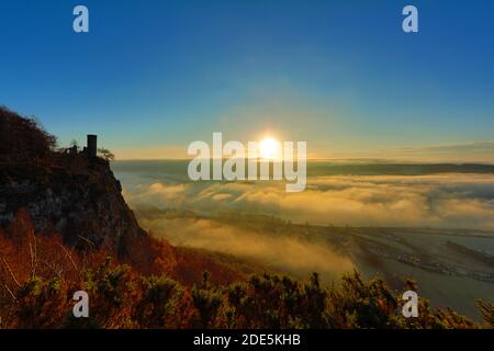 Blick auf die Torheit auf Kinnoull Hill, mit dem Fluss Tay und dem Tay Valley im Hintergrund, Perth, Schottland. Stockfoto