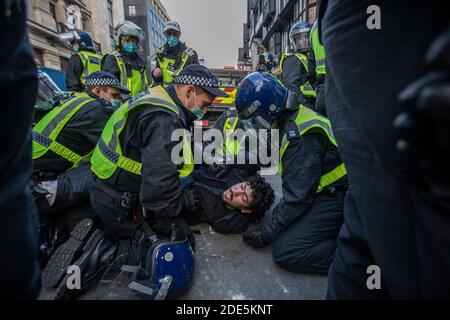 Riot Police verhaftete über 150 Demonstranten in der Oxford Street während Anti-Lockdown-Demonstrationen in der Hauptstadt London, England, Großbritannien Stockfoto