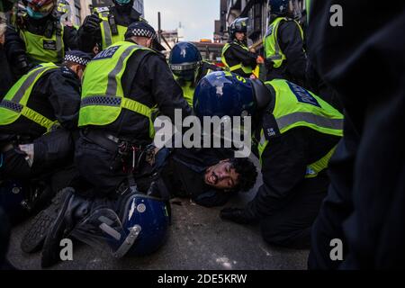 Riot Police verhaftete über 150 Demonstranten in der Oxford Street während Anti-Lockdown-Demonstrationen in der Hauptstadt London, England, Großbritannien Stockfoto