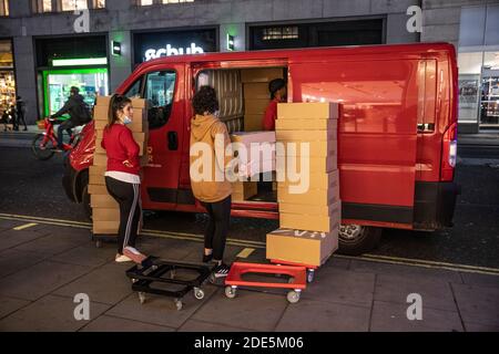 Royal Mail Lieferwagen vor einem Geschäft Vorbereitung für ein Eine Woche voller Weihnachtseinkäufer kehren nach dem letzten Wochenende zurück Der Coronavirus-Sperre#2 Stockfoto