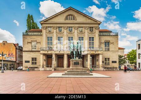 Das Goethe-Schiller-Denkmal steht vor dem Deutschen Nationaltheater auf dem Theaterplatz in Weimar, Thüringen, Deutschland, Europa Stockfoto