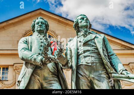 Das Goethe-Schiller-Denkmal steht vor dem Deutschen Nationaltheater auf dem Theaterplatz in Weimar, Thüringen, Deutschland, Europa Stockfoto